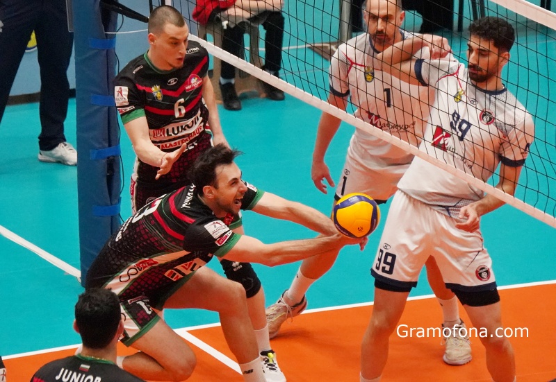 Нефтохимик победи Дея в първия четвъртфинален плейоф от Суперволей (СНИМКИ)