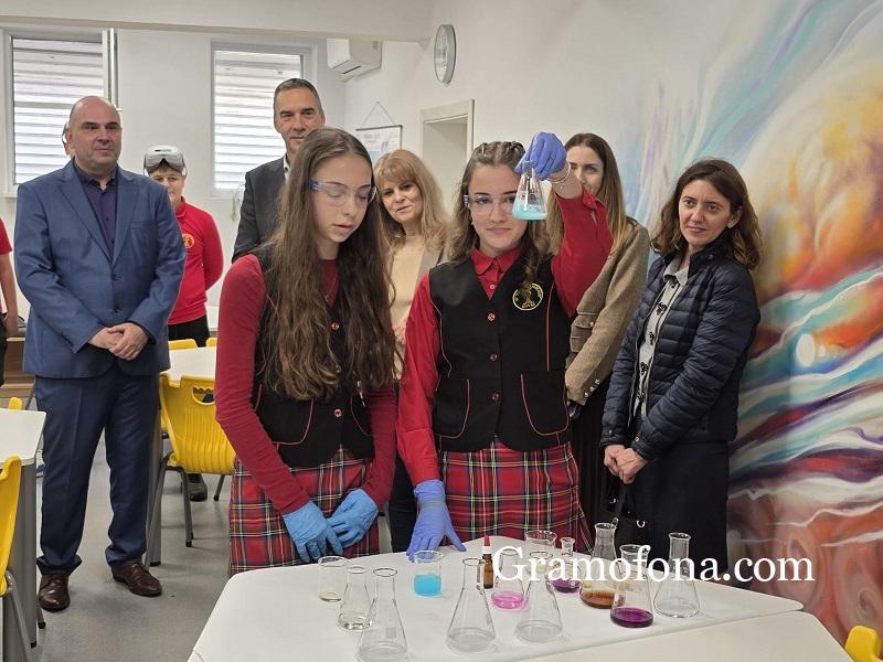 Вижте гордостта на ОУ „Любен Каравелов“ – новият модерен STEM център 