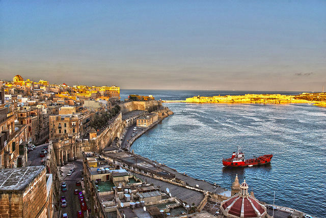 Дават по 100 евро на всеки в Малта за харчене в барове и ресторанти