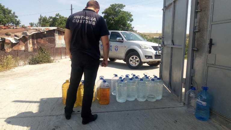 Бургаски митничари откриха 100 литра спирт в имот с регистриран казан за ракия