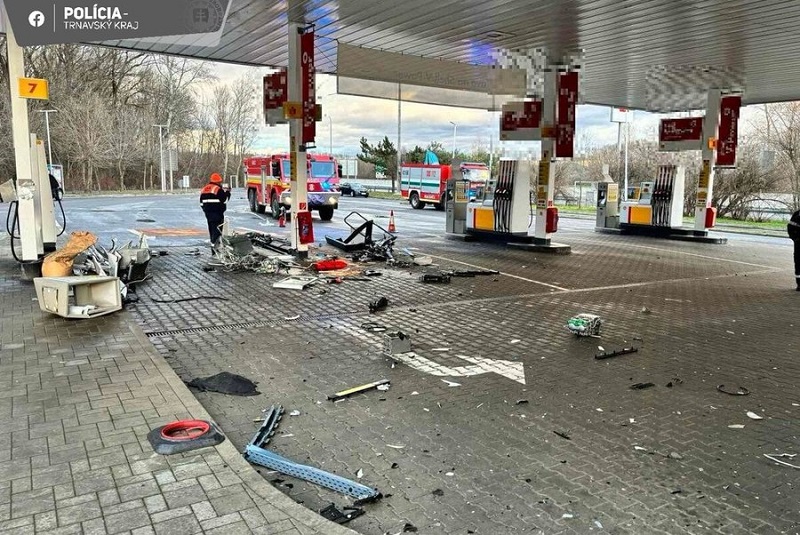 Българин се вряза умишлено в бензиностанция в Словакия, крещял „Аллах Акбар“ по време на полицейските разпити