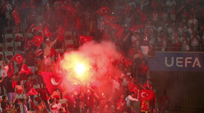 УЕФА повдигна обвинения на Хърватия и Турция заради феновете