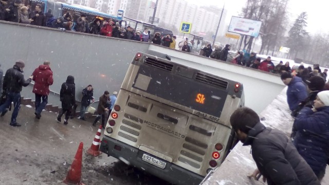Жертви и ранени в Москва, автобус влезе в пешеходен подлез