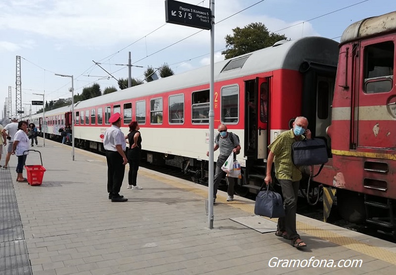 Нови висини в БДЖ: Пътници избутаха влака на излизане от Пловдив
