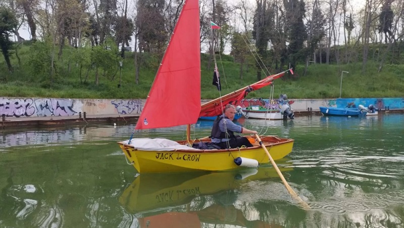 Приморско оказа помощ на самотен мореплавател, плаващ от Черно море до Венеция с 3-метрова лодка