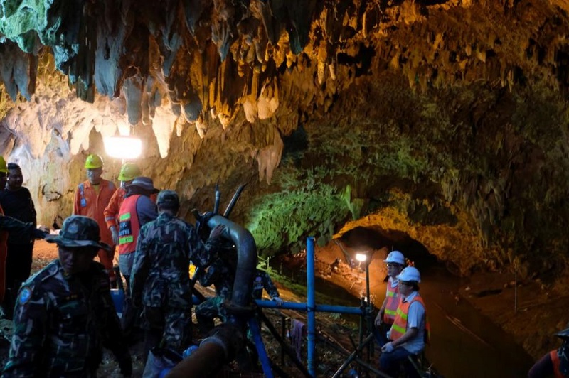 Спасителната операция в пещера в Тайланд вече взе жертва