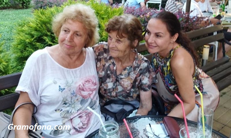 Гергана Стоянова с любимата си учителка в 21 век
