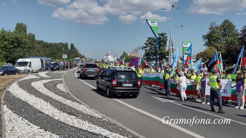 Протестиращи магистрални работници задръстиха изхода на Бургас