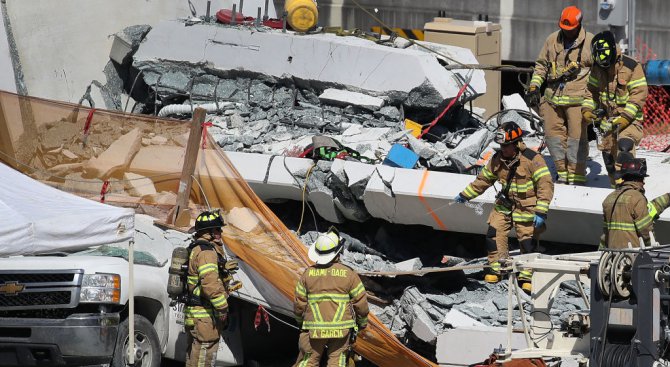 10 жертви при срутване на пешеходен мост във Флорида
