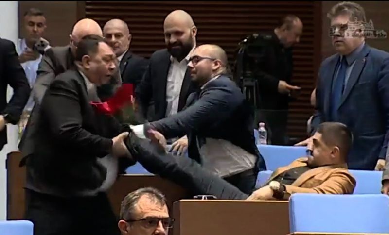 Бой в пленарна зала, Радостин Василев ритна в гърдите депутат от ''ДПС - Ново начало''