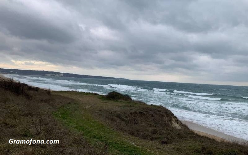 Жълт код за значителни валежи в 11 области на страната
