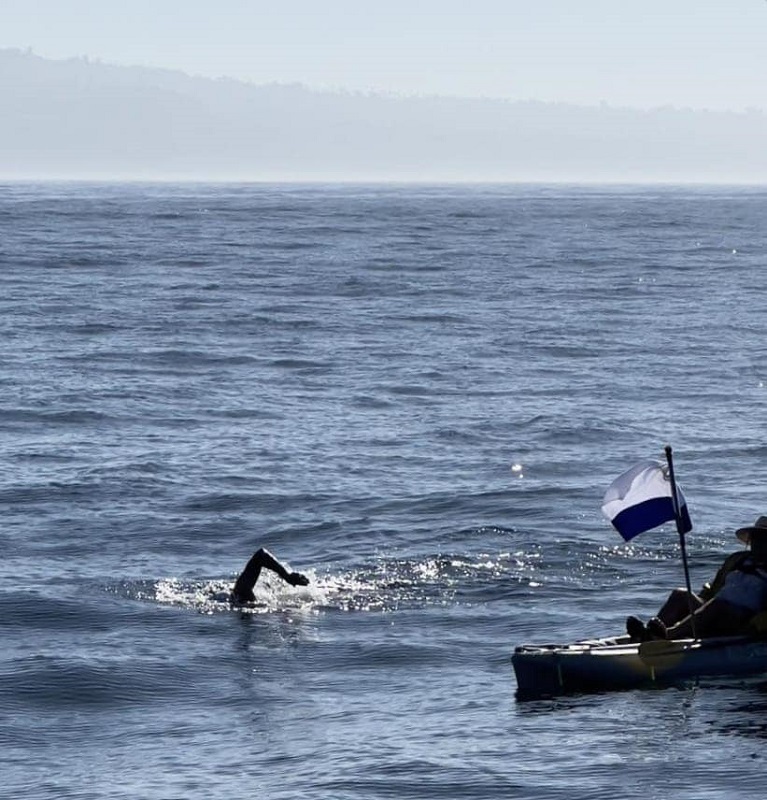 Страхотен успех за Цанко Цанков, преплува 37 км в Тихия океан