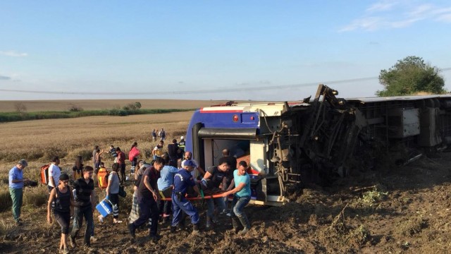 Влак дерайлира в Турция, най-малко 10 са загинали и над 70 ранени