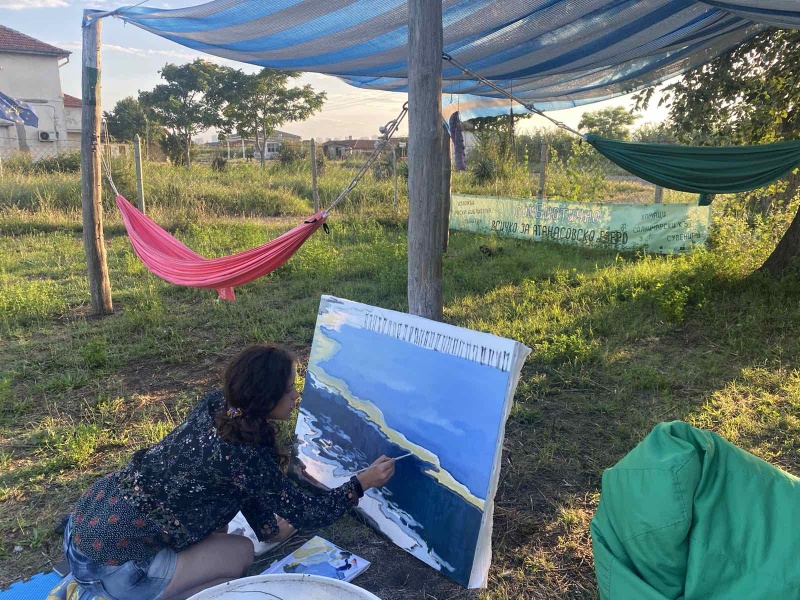 Артисти осъществяват „Полет в солта“ в Атанасовското езеро
