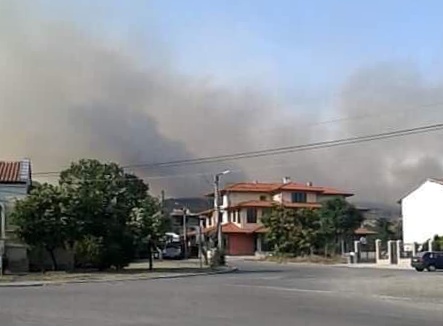 Премиерът изпрати вертолет да гаси пожара край Бургас