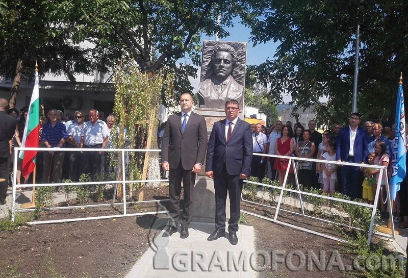 В Руен почитат паметта на Апостопа пред неговия паметник