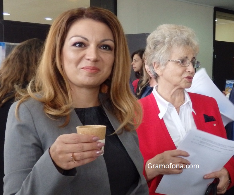 Зам.-министър пи кафе в Бургас и си изяде чашата