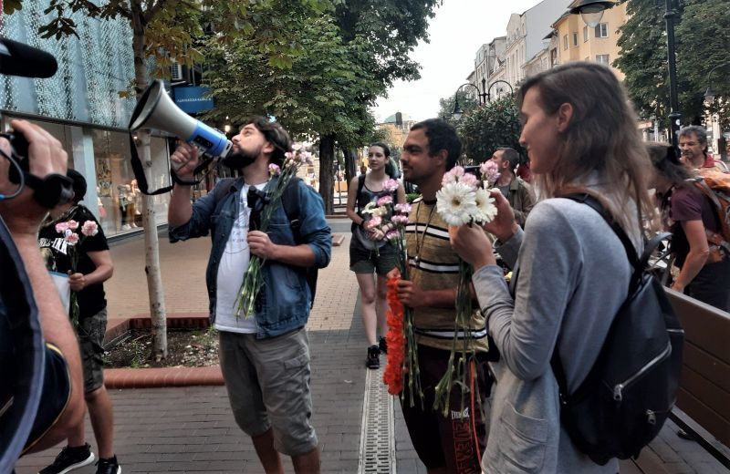 Цветя за областния управител на София, нарекъл протестиращите „изроди”