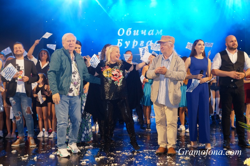 Бургас изпрати лятото със звезден концерт (СНИМКИ)