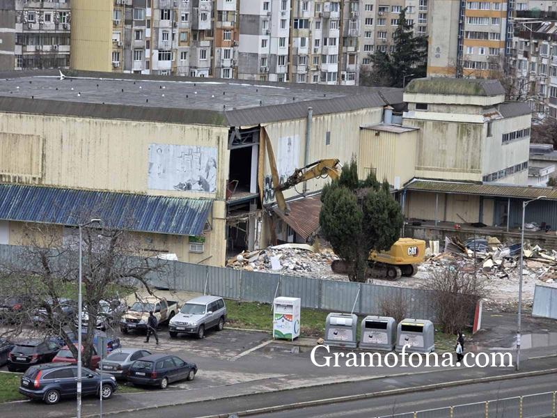 Багер събаря емблематичния магазин “Велека” в Бургас (видео)