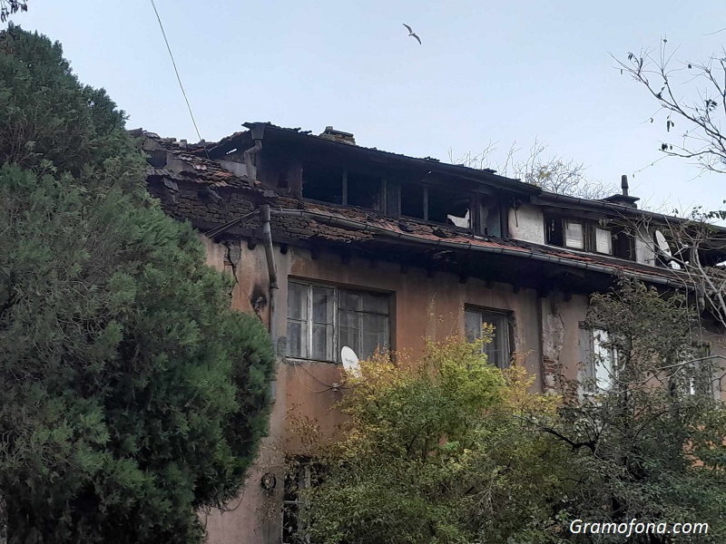 Четирима скитници са евакуирани от горящата сграда в Братя Миладинови