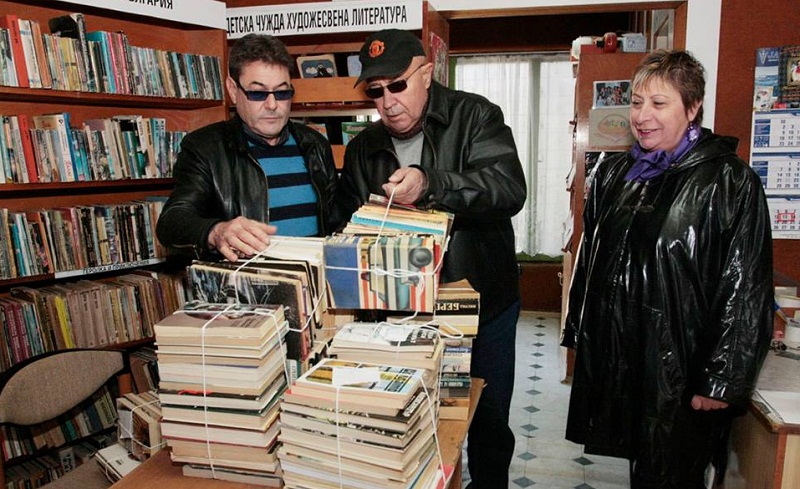 Четири бургаски читалища получиха дарение от над 1000 книги