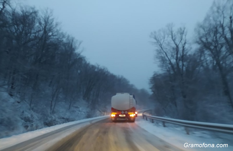 Затварят пътища в Бургаско заради силен вятър и сняг