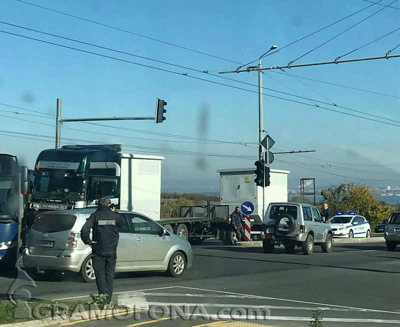 Катастрофа между камион и автобус от градския транспорт