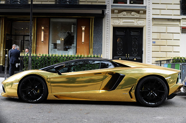 Златно Lamborghini Aventador събра погледите на парижани