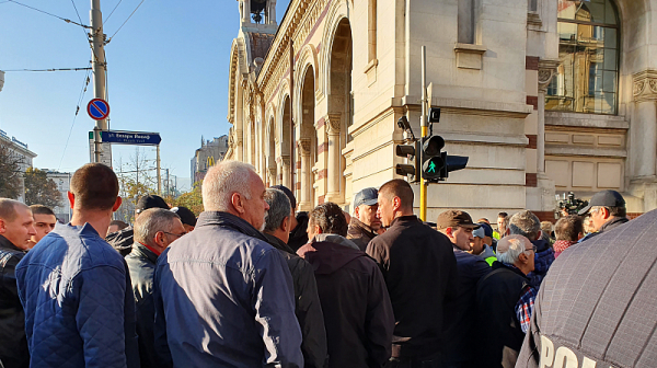 Полиция и протестиращи блокираха района около ВСС 