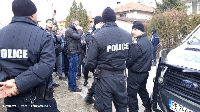 Пак напрежение във Войводино, правозащитна организация се опитва да върне ромите в махалата