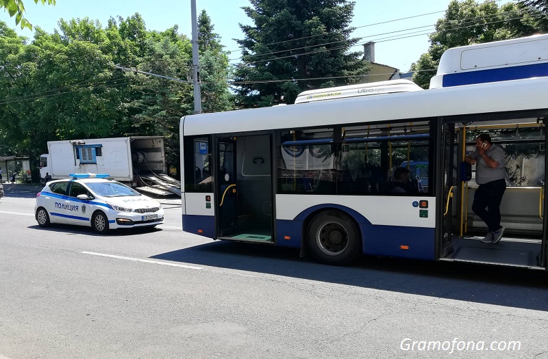 Кондукторка от градски автобус пострада след инцидент на пътя