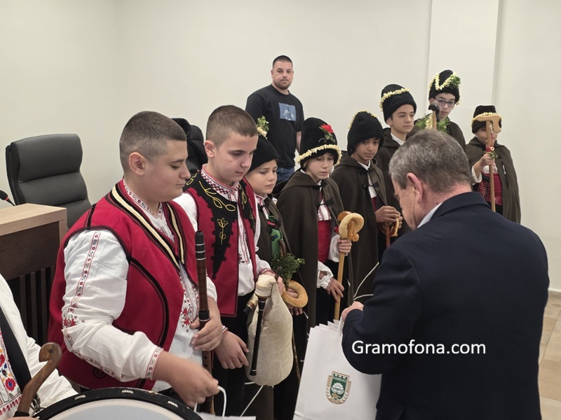Коледари поздравиха общинските съветници в Камено