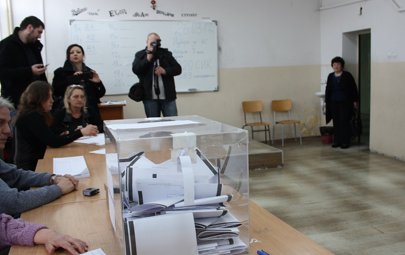 В Бургаско още се разбуждат, избирателната активност е под 10%
