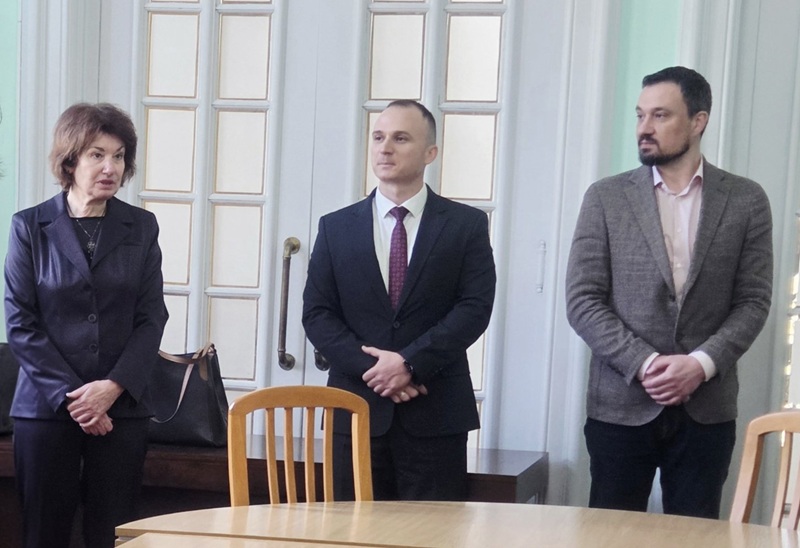 Областният управител Добромир Гюлев представи пред екипа новите заместник областни управители