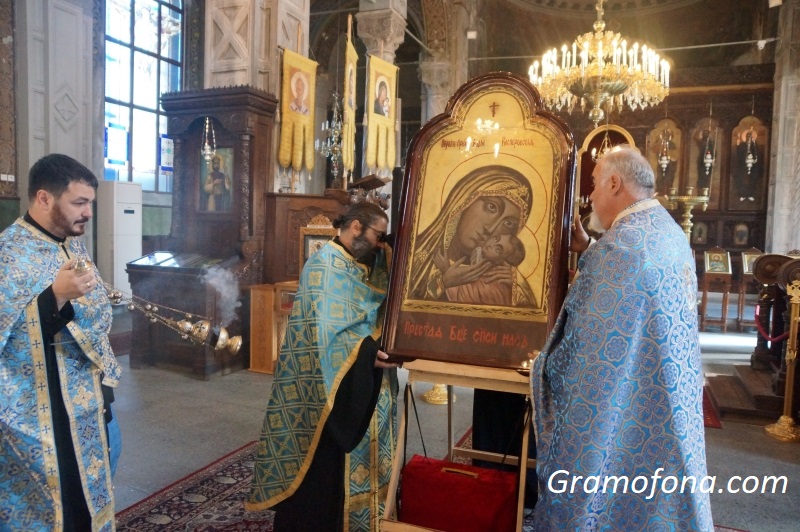 Чудотворна Богородица пристигна в Бургас, десетки я посрещнаха (СНИМКИ)