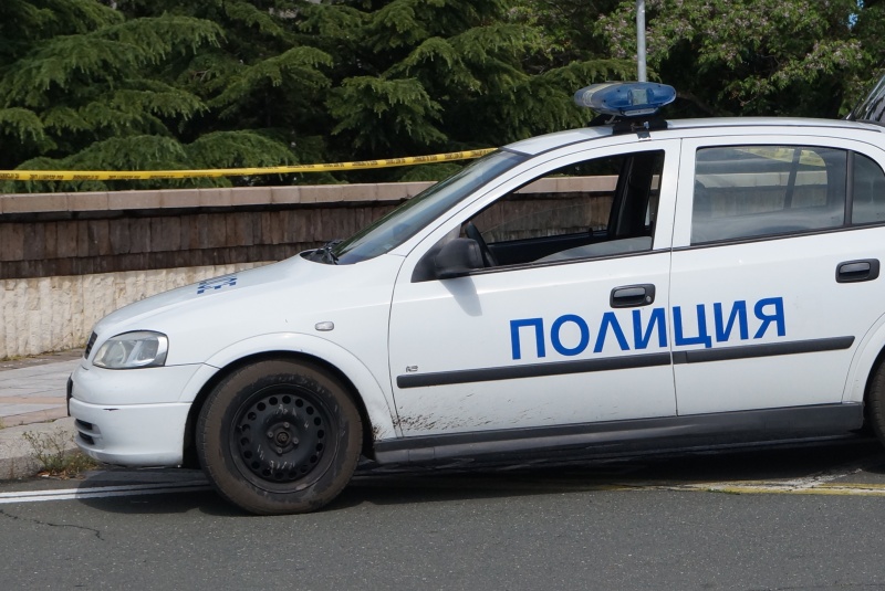 Екшън в Бургас! Задържан бандит нападна охраняващ го полицай и избяга