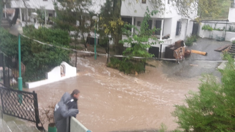 50 евакуирани от вилна зона „Черниците“,затварят пътя за село Извор