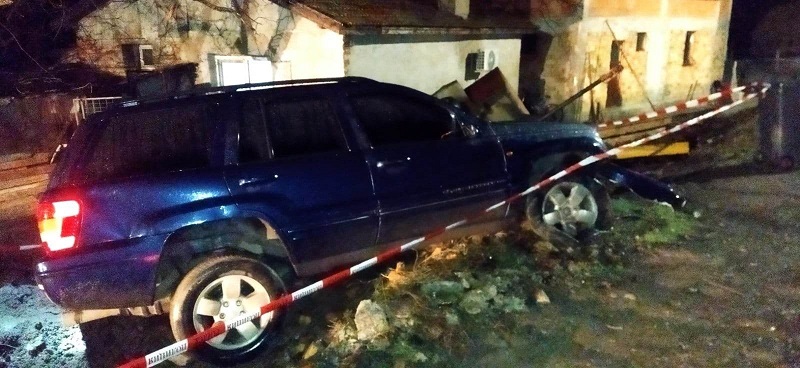 Джигит помля 5 автомобила и автобус при гонка с полицията