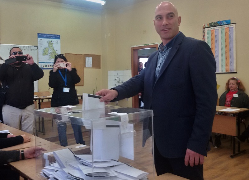 Николай Тишев гласува за промяна