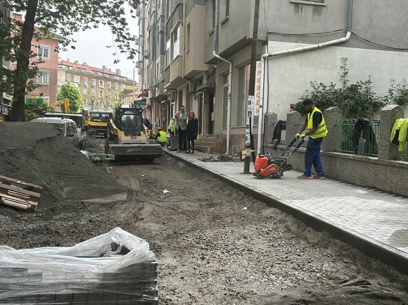 Общината продължава да ремонтира и павира улиците в историческия център на Бургас