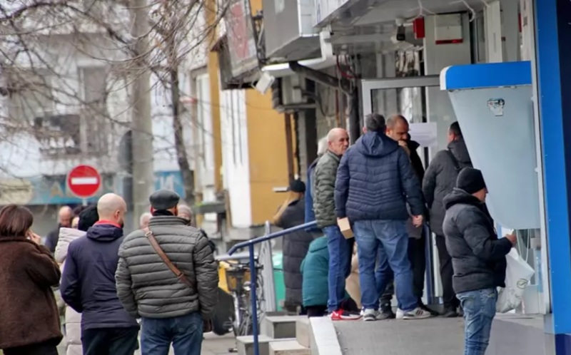 Банки незаконно слагат такси и лимити при обмяна на левове в евро