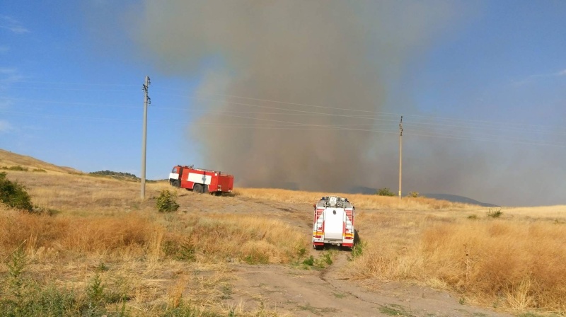 30 огнеборци и десетки доброволци гасят пожара край Банево