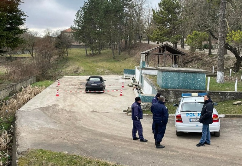 Трагедия в Шуменско: 19-годишен се задуши в кола, момиче на 14 е в тежко състояние