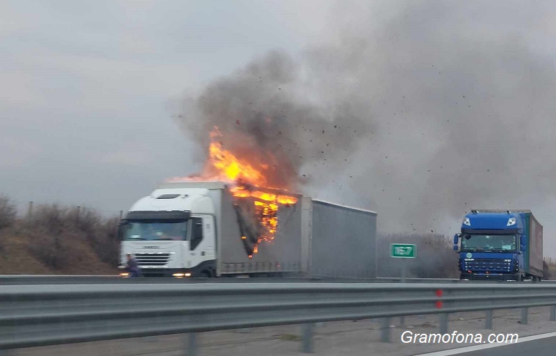 Камион гори на магистрала Тракия