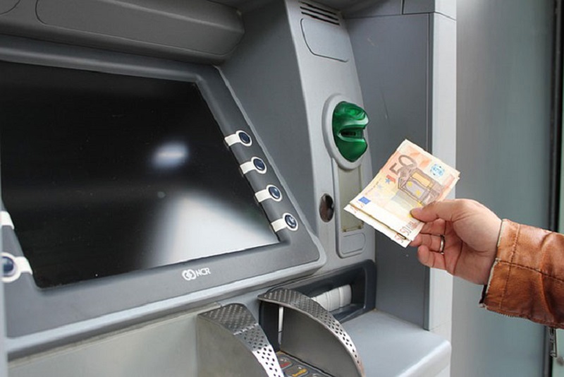Половината българи взимат под 1000 евро на месец