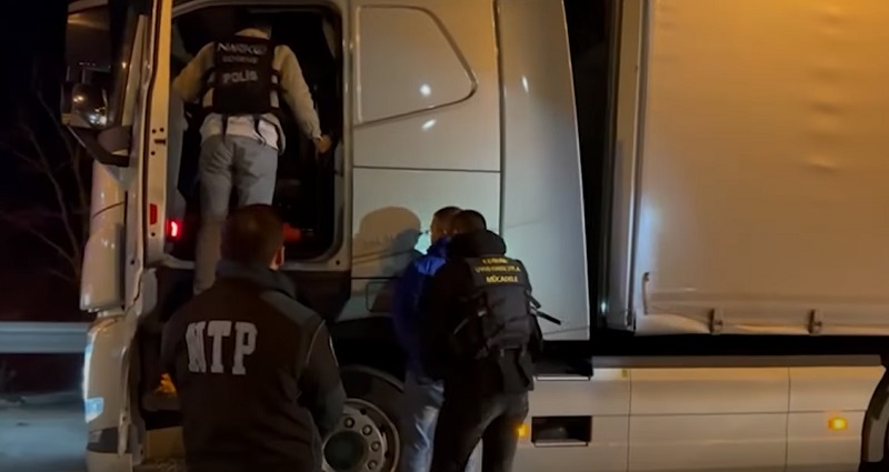 Турската полиция показа ареста на наш тираджия, хванат с 40 кг. дрога