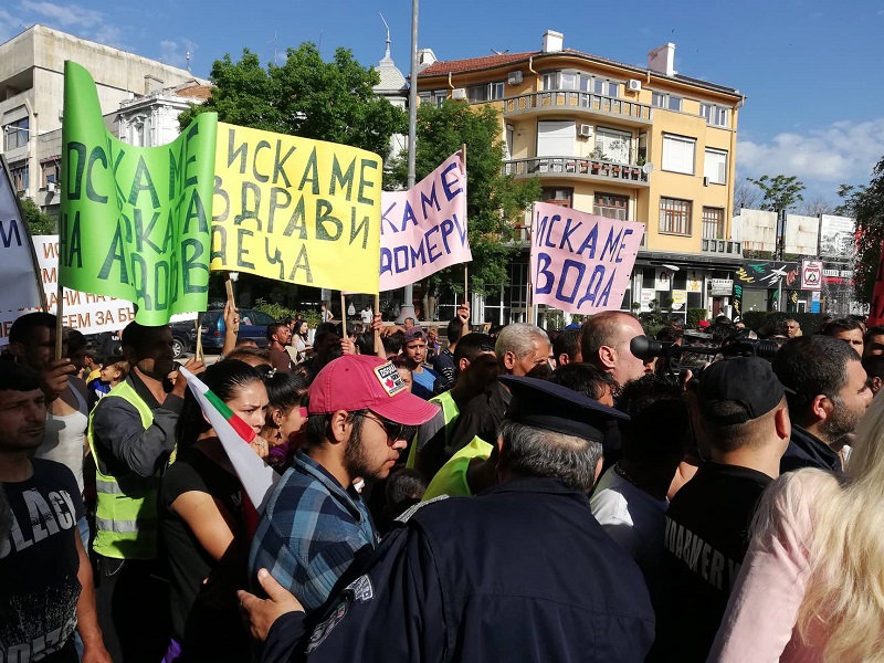 Кметът Николов усмирява протестиращи роми