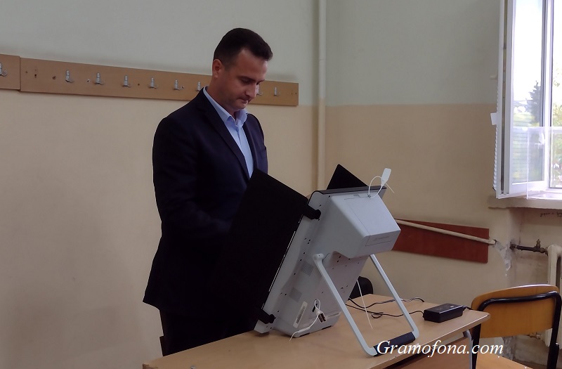 Жечо Станков: Днес бургазлии избират тези, които ще защитават интересите им