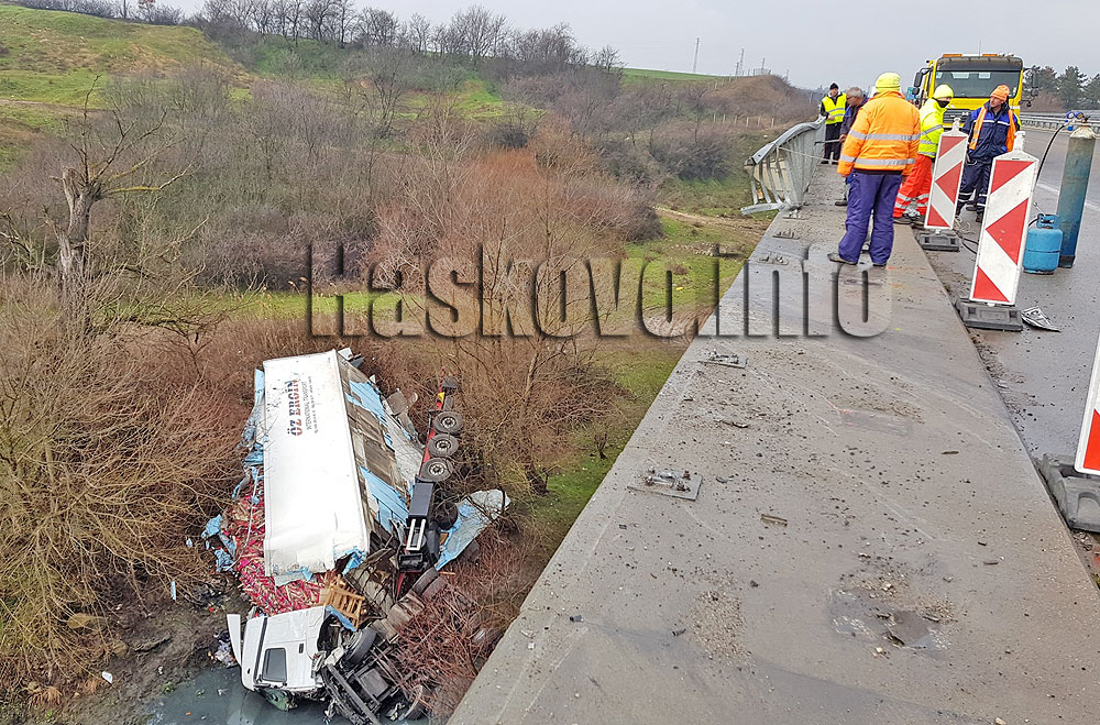 Тир падна от мост на река Марица край Харманли